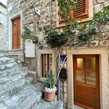 Throne I Apartamento