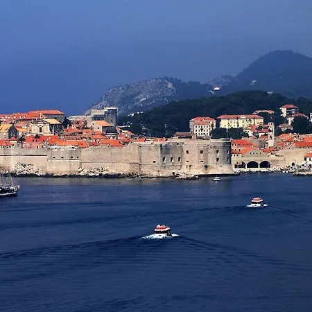 アパート Throne I