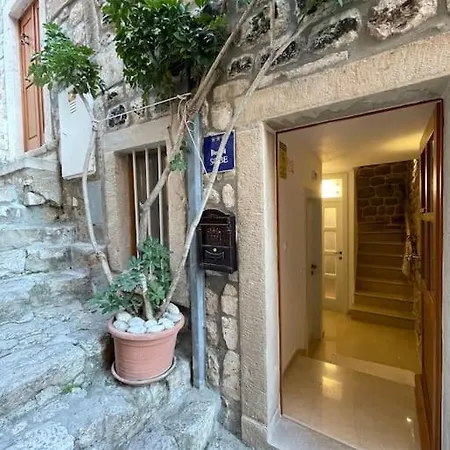 Throne I アパート